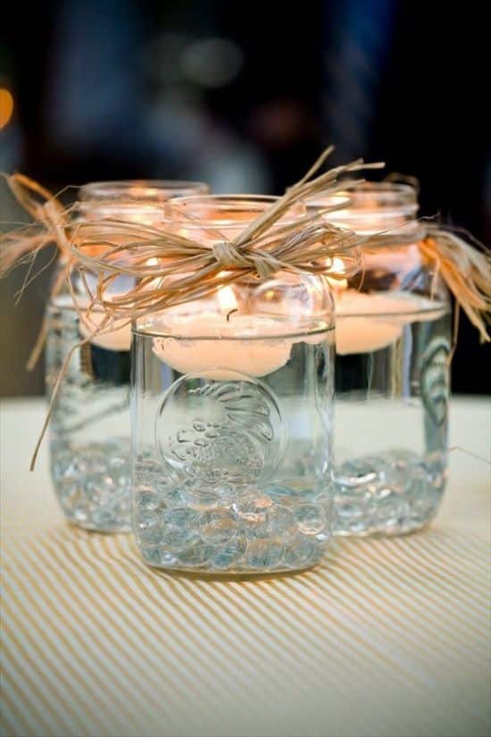 De jolis bocaux en verre, un peu d'eau et des bougies flottantes, permettront d'obtenir de jolis photophores pour vos tables extérieures.